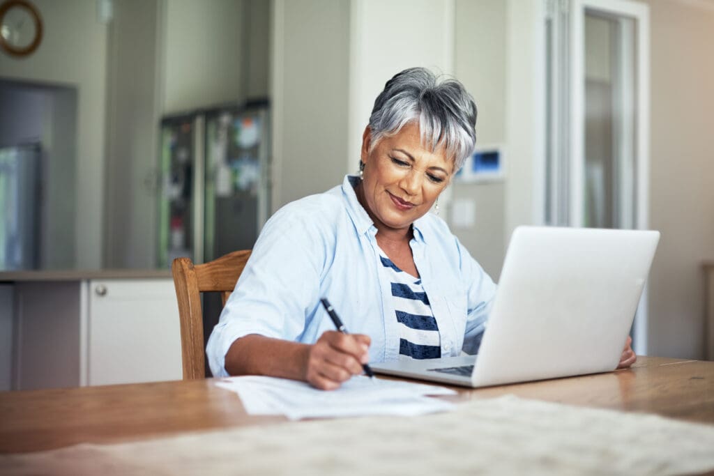 Explore 7 Smart Financial Planning Tips for Seniors: A Worry-Free Retirement.